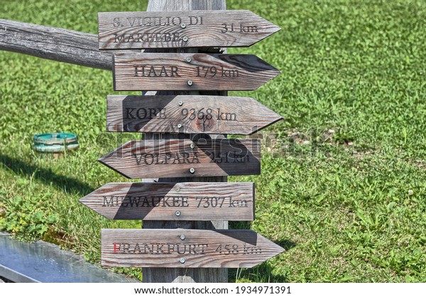 Multidirectional Roadsign Indicating World Cities Distances Stock Photo ...