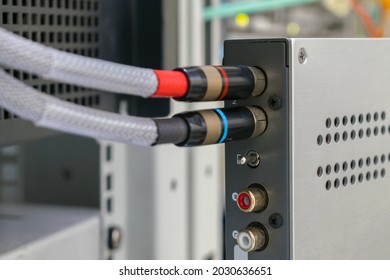 The multimedia equipment works in the server room. The AV cables are connected to a digital amplifier. The digital signal converter is in the rack.