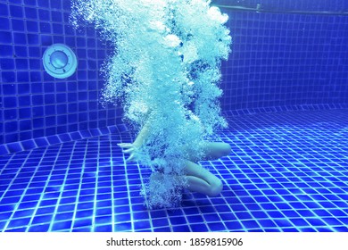 Multiple air bubbles in the pool after a diver jump.
