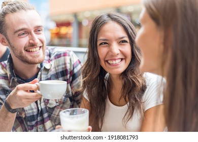 Multiethnische Gruppe von Freunden, die zusammen einen Kaffee haben - Zwei Frauen und ein Mann im Café, sprechen, lachen und genießen ihre Zeit - Lifestyle und Freundschaftskonzepte mit echten Menschen Modelle