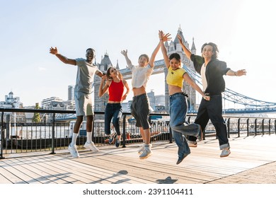 Grupo multirracial de jóvenes amigos felices que se unen en la ciudad de Londres - Estudiantes multiétnicos que se reúnen y se divierten en el área de Tower Bridge, Reino Unido - Conceptos sobre el estilo de vida de los jóvenes, viajes y turismo