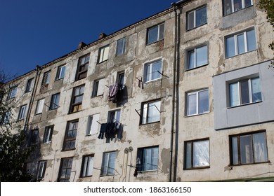 A Multi-storey, Dilapidated Old House With Cracks, A Hostel In The City Of New Kakhovka, Kherson Region, Ukraine 11.23.2020 Third World Country. Poverty, Misery, Squalor Theme,on The Brink Of Survival