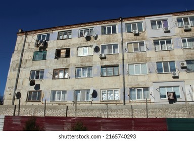 Multi-storey, Dilapidated Old House With Cracks, Hostel In The City Of Kherson Region, Ukraine Frontal View. Third World Country. The Theme Of Poverty, Poverty, Squalor, On The Verge Of Survival, Soci