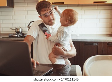 Pai multitarefa trabalhando em casa no laptop com filha bebê