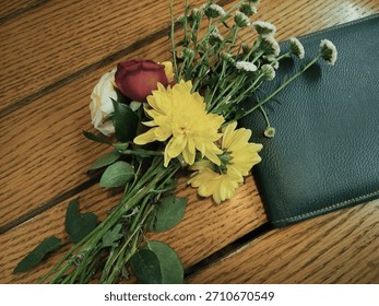 Multivariant flowers on wallet adding cozy vibe to date evening.