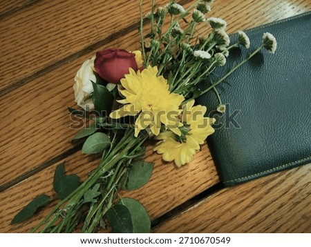 Multivariant flowers on wallet adding cozy vibe to date evening.
