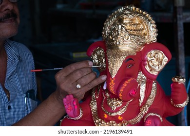 Hãy khám phá bức ảnh đầy màu sắc và nét độc đáo về vị thần Ganesha. Với vóc dáng vui nhộn và khuôn mặt ngộ nghĩnh, Ganesha chắc chắn sẽ làm bạn thích thú và được truyền cảm hứng từ sự quyết tâm của vị thần này.