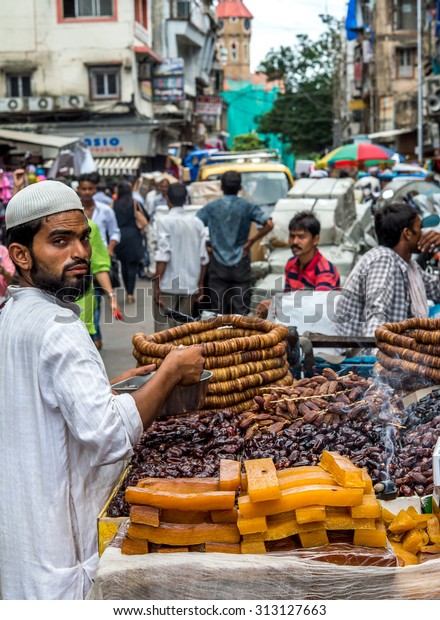 MUMBAI, INDIA - AUGUST 27, 2015 : Unknown people\
on the market in Mumbai,\
India.