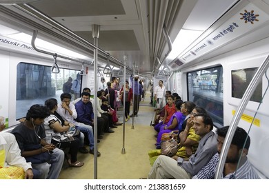 2,001 Crowded India Train Images, Stock Photos & Vectors 