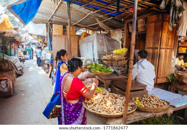 Mumbai, India -\
November 5 2016: Food seller along the crowded streets within Chor\
Bazaar in Mumbai, India