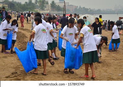 MUMBAI, INDIA-19 September 2013:a Group Of Unidentified Young Students Helping One Another To Clean Up The Chaupati Beach In South Mumbai After Hindu Festival Of Immersion Of Ganesha Into The Sea Ends