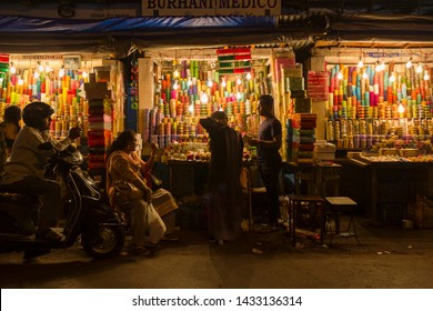 Mumbai, Maharashtra, India- 05-10-2019.
Chor Bazaar Mumbai, Known For Stolen Good Is A Famous Shopping Area. Few Customers Bargaining In A Bangle Shop. Night Shopping Life In Mumbai, Chor Bazaar. 