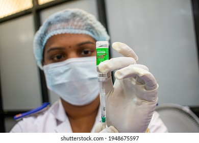 MUMBAI, MAHARASHTRA, INDIA - April 01, 2021: A Medical Worker Draws A Dose Of A Covishield, AstraZeneca's Covid-19 Coronavirus Vaccine From A Vial For Age 45 Years And Above At The Shatabdi Hospital.