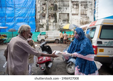 Mumbai, Maharashtra, India: A Dawoodi Bohra Woman Helping The Needy By Providing Food Assistance During The Covid-19 Pandemic In Mumbai (India)