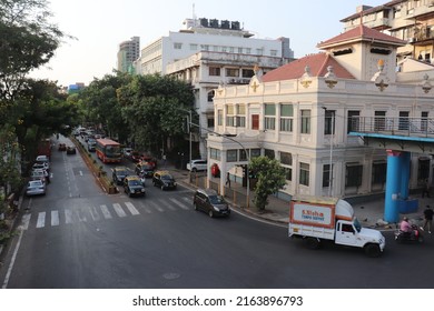 Mumbai, Maharashtra, India - Jun 4, 2022: A Busy Crossing Near A Prominent Parsi Building