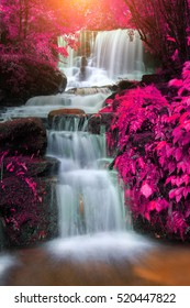 Mun Daeng Wasserfall, der schöne Wasserfall im Regenwald, Phu Hin Rong Kla Nationalpark in Thailand