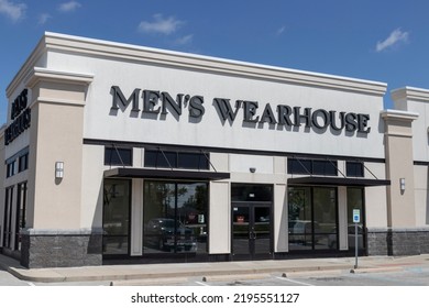 Muncie - Circa August 2022: The Men's Wearhouse Retail Strip Mall Location. Men's Wearhouse Corporate Name Is Tailored Brands.