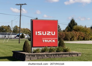 Muncie - Circa November 2021: Isuzu Motors Truck Dealership. Isuzu Is A Japanese Commercial Vehicle And Diesel Engine Manufacturer.