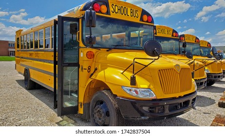 416 Row school buses Images, Stock Photos & Vectors | Shutterstock