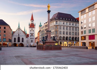 München. Stadtbild des Marienplatzes in München bei Sonnenaufgang.