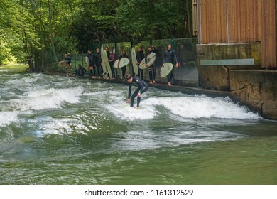 Bilder Stockfotos Und Vektorgrafiken Munchen Surfen Welle Fluss