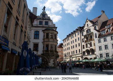 Munich, Germany - September 18, 2021: The Platzl Square In The City Center, With The Hofbräuhaus Beer Hall On The Left And The Hard Rock Cafe And Ayinger Am Platzl Restaurant On The Right.