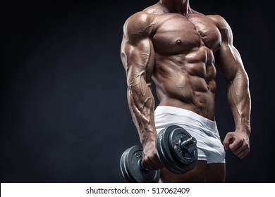 Muskulatur-Bodybuilder-Typ mit Hantel auf schwarzem Hintergrund