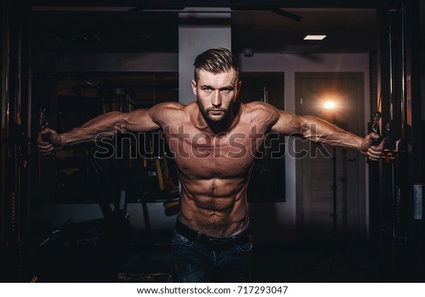 裸の胴体を持つ体育館で運動をする 筋肉質のボディービルダーのハンサムな男性 腹筋と二頭筋を持つ強い運動家 の写真素材 今すぐ編集