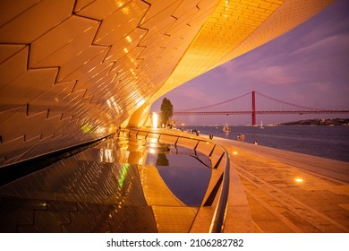 das Museu de Arte, Arquitetura und Tecnolocia oder MAAT im Rio Tejo in Belem bei der Stadt Lissabon in Portugal.  Portugal, Lissabon, Oktober 2021