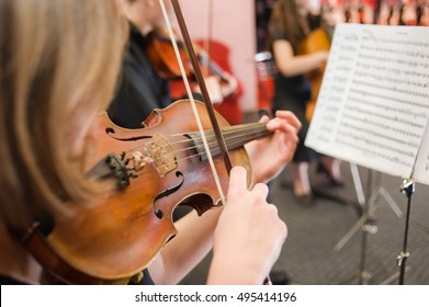 Musikschule für Mädchen auf Geige
