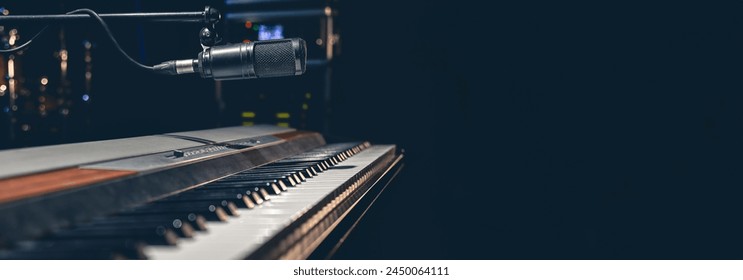 Fondo musical con teclas de piano y micrófono, espacio para un texto.