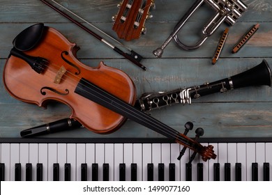 instrumentos musicales de fondo de madera