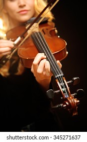 Musiker spielt Geige auf schwarzem Hintergrund, Nahaufnahme