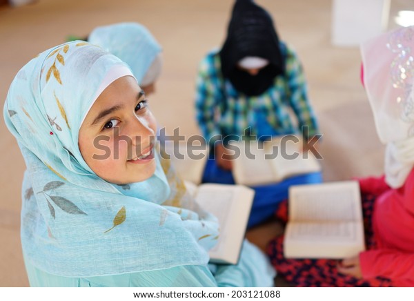 ラマダンのモスクでコーランを読むイスラム教徒のアラビア人の子ども の写真素材 今すぐ編集