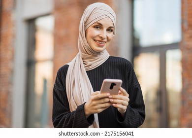 147 Arabic muslim old woman smartphone Images, Stock Photos & Vectors ...