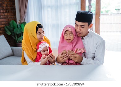 9,734 Islamic family praying Images, Stock Photos & Vectors | Shutterstock