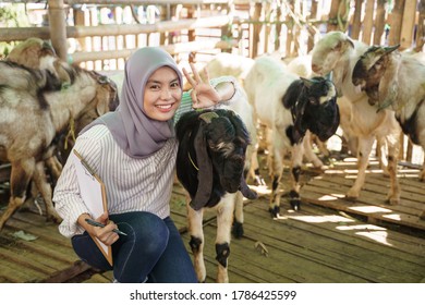 812 Female farmer muslim Images, Stock Photos & Vectors | Shutterstock