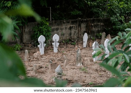 Muslim gravestones. Muslim cemetery. Used to refer to grave markers that are permanent markers. By focusing mainly on the type of stone material.