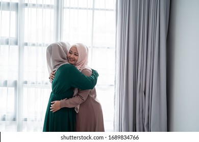 Muslim Hijab Woman Happily Entrace Home Opens The Door Meets And Hug Her Sister