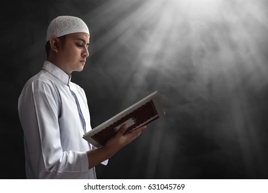 Muslim Man Reading Koran Stock Photo 631045769 | Shutterstock