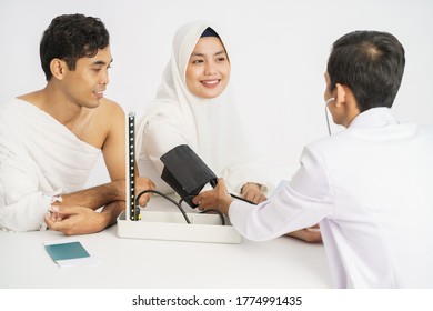 Muslim Medical Checkup Before Hajj Or Umrah With Doctor