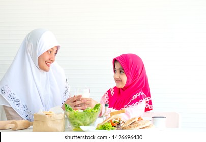 Muslim Mother Serve Glass Milk Her Stock Photo 1426696430 | Shutterstock