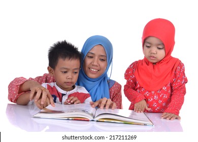 A Muslim Mother teaching