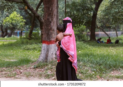 A Muslim Mother Wear Burkha And Came To Visited At Dhaka Zoo With Her Child .