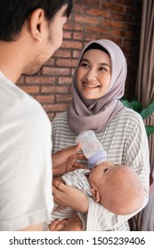 98 Baby breastfeeding hijab Images, Stock Photos & Vectors | Shutterstock