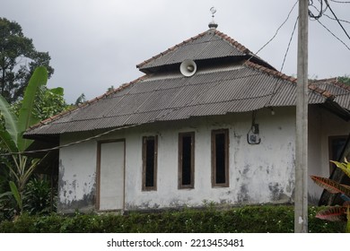 Muslim Prayer Room Looks Like Abandoned 