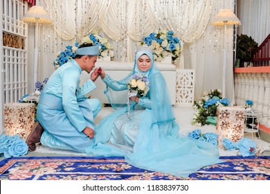 Muslim Wedding Couple Wearing Malay Traditional Stock Photo 1183839730 ...