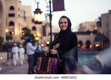 Muslim woman enjoying shopping time in the city.