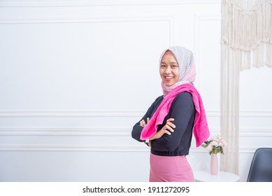 Muslim Woman Getting Ready For A Workout. Young Muslim Woman Ready To Running And Excercise Inside Living Room. Young Sporty Muslim Woman Athlete In Sportswear