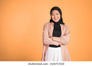 muslim woman stand with crossed hands on isolated background